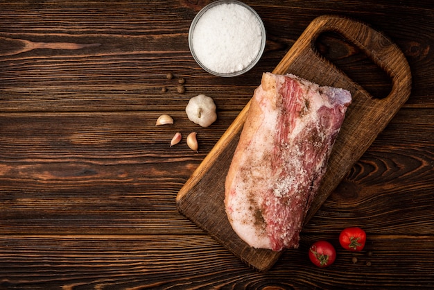 Carne de cerdo con especias en madera oscura.