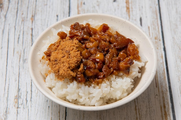 La carne de cerdo estofada con arroz es carne de cerdo picada servida con encurtidos encima de arroz al vapor, comida de taiwán