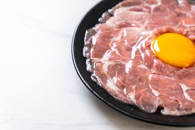 carne de cerdo fresca en rodajas cruda con huevo