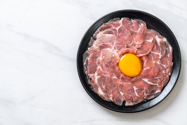 carne de cerdo fresca en rodajas cruda con huevo