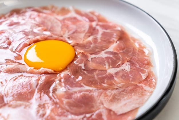 carne de cerdo fresca en rodajas cruda con huevo