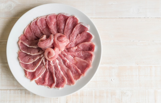 carne de cerdo fresca en rodajas en la madera