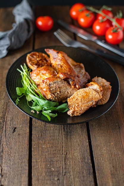 Carne de cerdo frita al horno o ingrediente de ternera para preparar una comida saludable