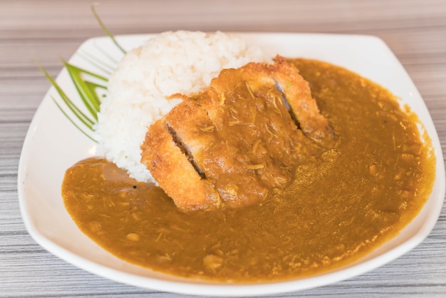 carne de cerdo frita con arroz al curry