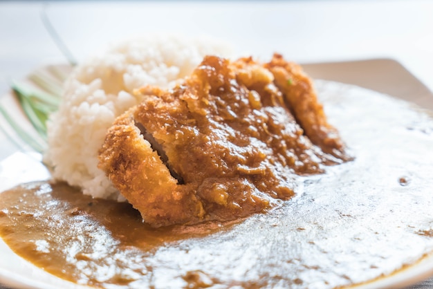 carne de cerdo frita con arroz al curry