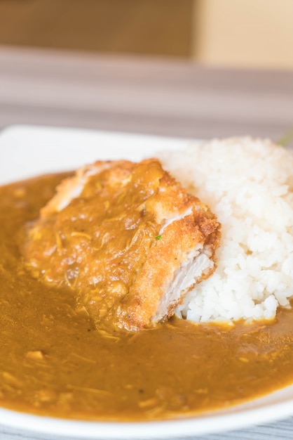 carne de cerdo frita con arroz al curry