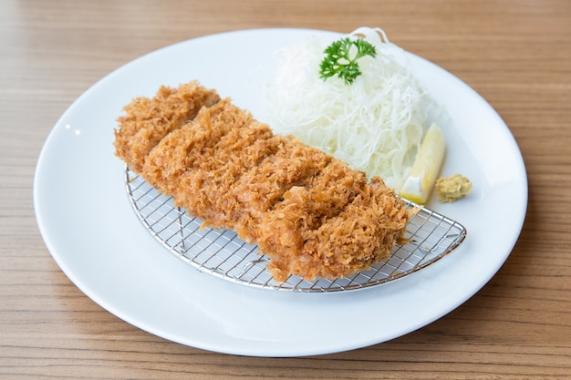 Carne de cerdo frita japonesa llamada tonkatsu