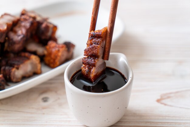 Carne de cerdo frita rayada o crujiente o panceta de cerdo frita