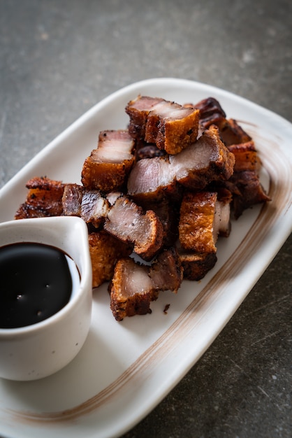 Carne de cerdo frita rayada o crujiente o panceta de cerdo frita