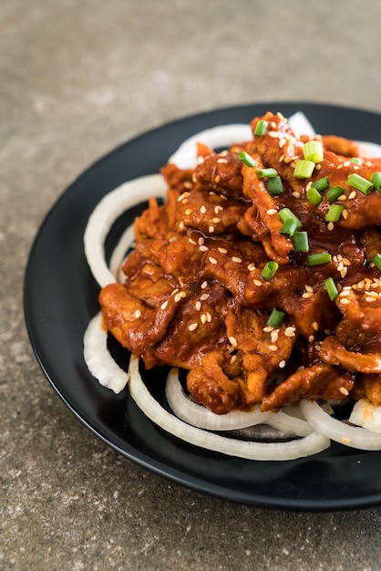 carne de cerdo frita con salsa coreana picante (bulgogi)