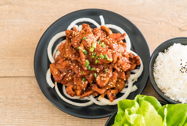 carne de cerdo frita con salsa coreana picante (bulgogi)