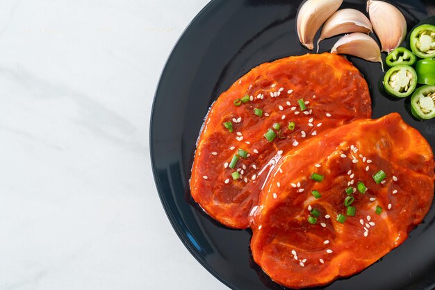 carne de cerdo marinada coreana o carne de cerdo fresca cruda marinada con pasta picante coreana para asar al estilo coreano