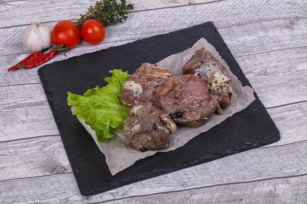 Foto carne de cerdo marinada lista para cocinar