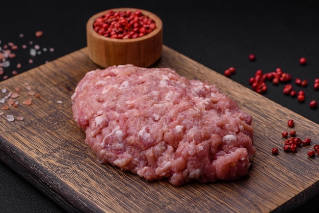 Carne de cerdo o pollo de ternera picada cruda con sal, especias y hierbas