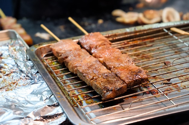 Carne de cerdo a la parrilla en la bandeja