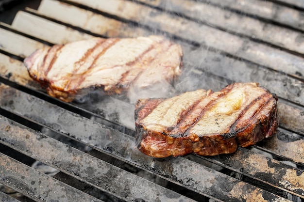 Carne de cerdo a la parrilla con bistec preparado en parrilla de carbón