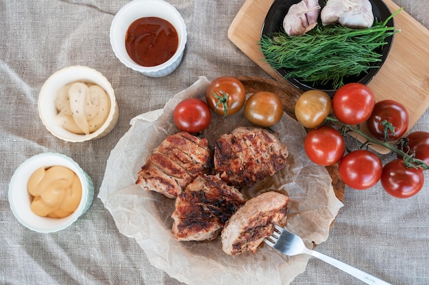 Carne de cerdo a la parrilla en papel de aluminio con flapjack y verduras concepto de descanso de verano