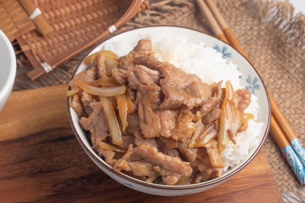 Carne de cerdo a la parrilla con salsa japonesa y cebollas