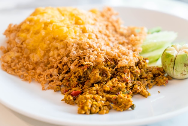 carne de cerdo picada al curry con huevo frito en el arroz superior