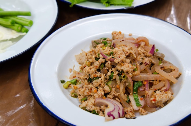 Carne de cerdo picada picante Tailandia casera y menú de comida callejera Llamado Larb Moo sabor agrio, salado y picante