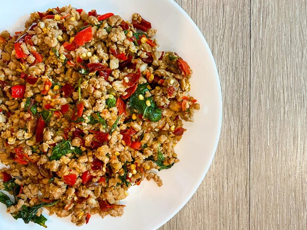 Carne de cerdo salteada picante y hojas de albahaca comida tailandesa