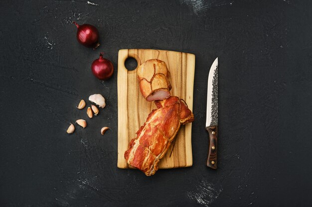 Carne de cerdo secada al aire sobre tabla de cortar de madera