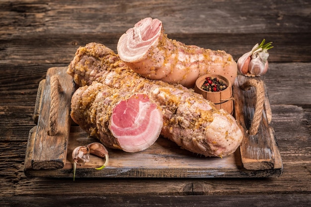 Carne de cerdo en una tabla de madera Tocino de grasa de primer plano con ajo y especias grasa de manteca de cerdo casera según la receta antigua