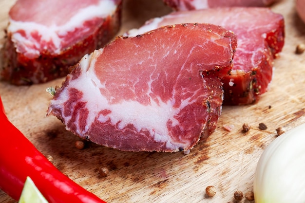 Carne de cerdo y tocino en rodajas durante la cocción