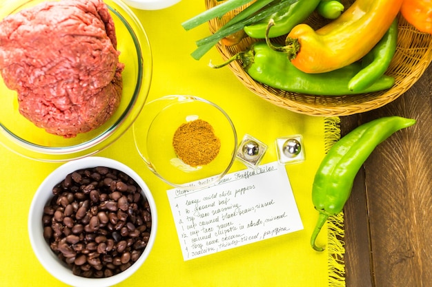 Carne chipotle de baixa caloria e pimenta recheada com feijão.