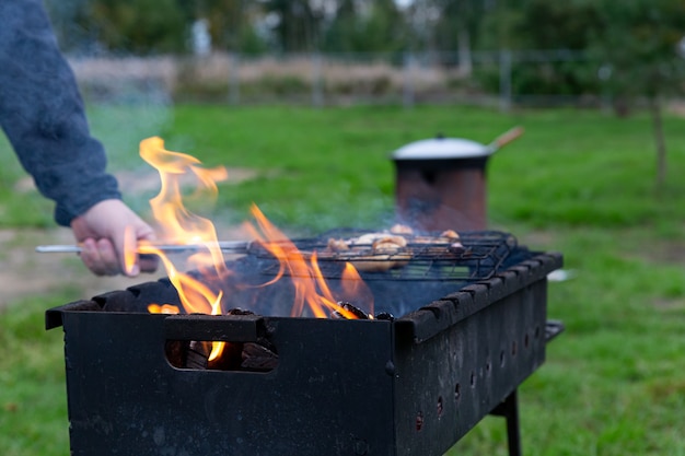 Carne cocida a la parrilla con el hombre girando