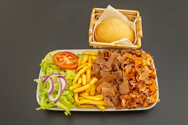 la carne cocina tiras delgadas se cortan y se sirven en un pan pita con verduras yogur