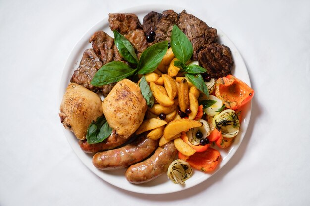 Carne com batatas grelhadas e legumes catering para churrasco