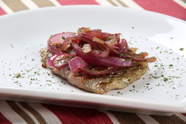 Foto carne com cebola.