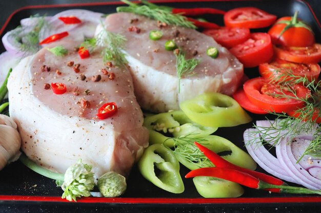 Carne com legumes e especiarias cebolas pimentão vermelho e verde gengibre endro