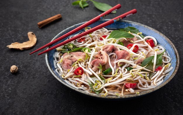 carne com macarrão vegetal comida vietnamita