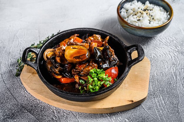 Carne com molho teriyaki com arroz. fundo branco. vista do topo