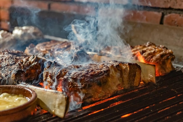 Carne com osso Parilla argentina em fogo aberto