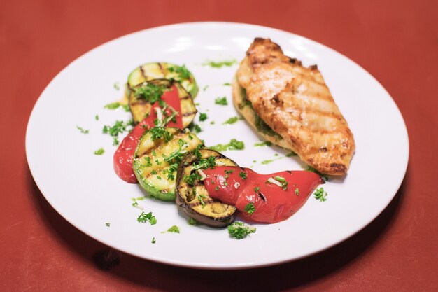 Carne com tomate, berinjela e pimenta Menu de almoço saudável