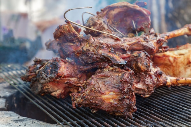 Carne de cordero cocinada a la parrilla