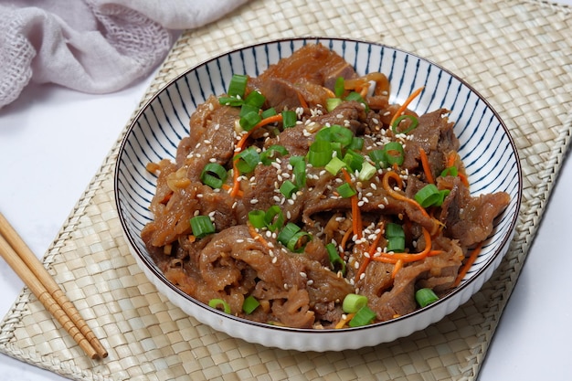 Carne coreana Bulgogi BBQ con semillas de sésamo