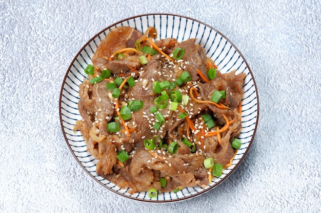 Carne coreana Bulgogi BBQ con semillas de sésamo