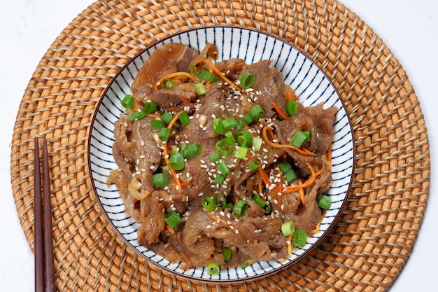 Carne coreana Bulgogi BBQ con semillas de sésamo