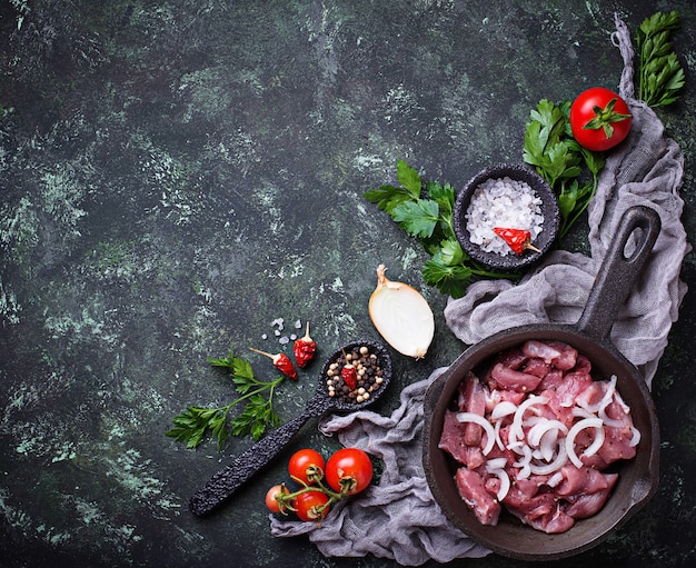 Carne cortada crua pronta para cozinhar.