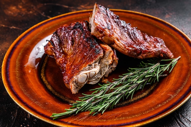 Carne de costilla de ternera a la parrilla de ternera a la parrilla en la placa