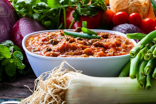 Carne cozida com molho e alcaparras