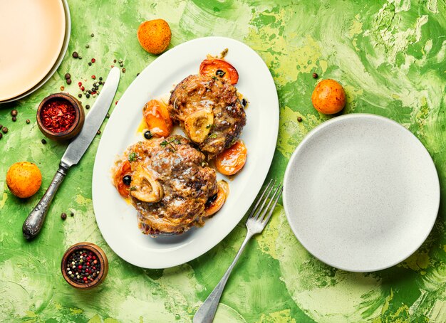 Foto carne cozida em molho de damasco