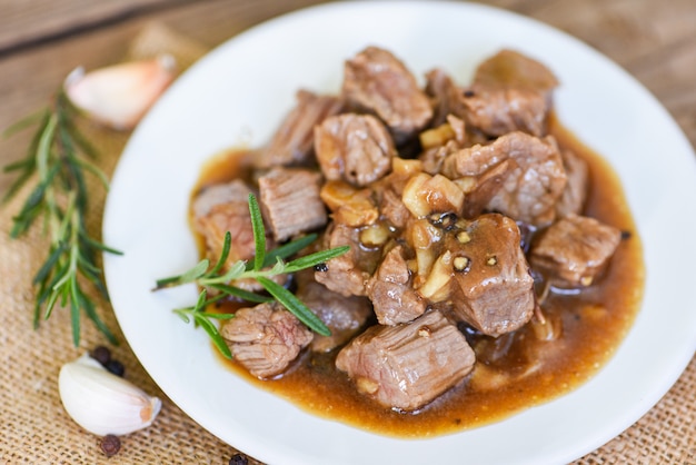 Carne cozida em um prato branco