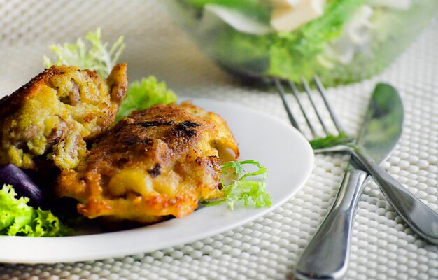 Carne cozida, peru e salada na mesa com os aparelhos