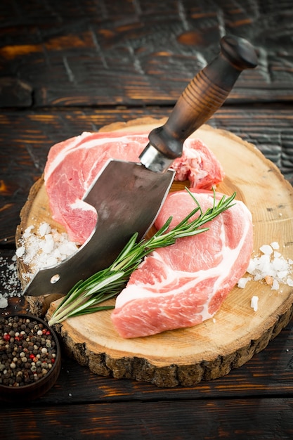 Carne crua com especiarias em uma composição com acessórios de cozinha