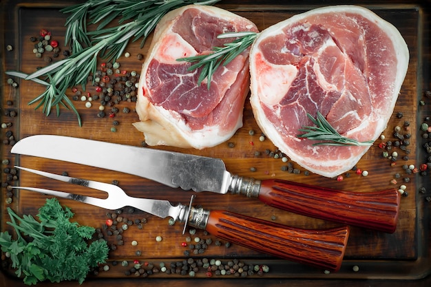 Carne crua com especiarias em uma composição com acessórios de cozinha
